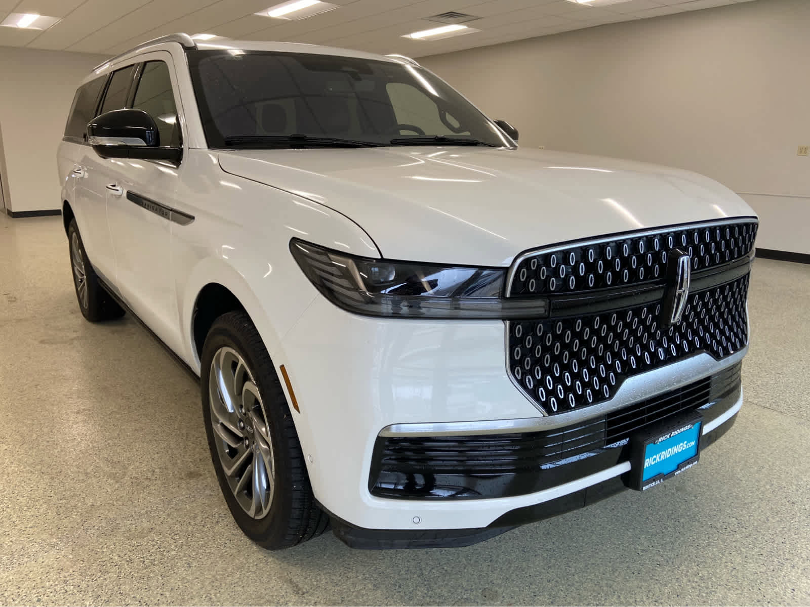 Used 2025 Lincoln Navigator L Reserve AWD/4WD image 5