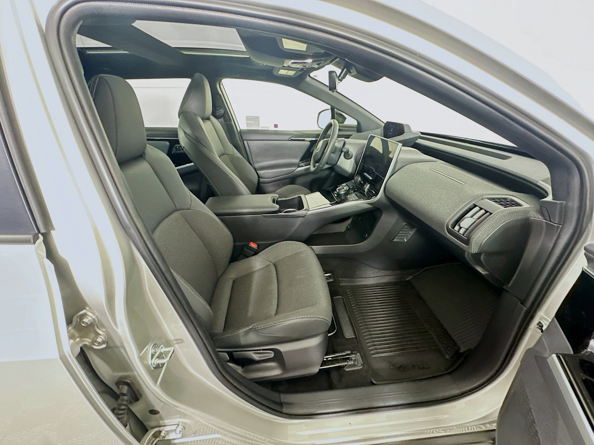 Used 2023 Toyota bZ4X XLE w/ Weather Package FWD image 31