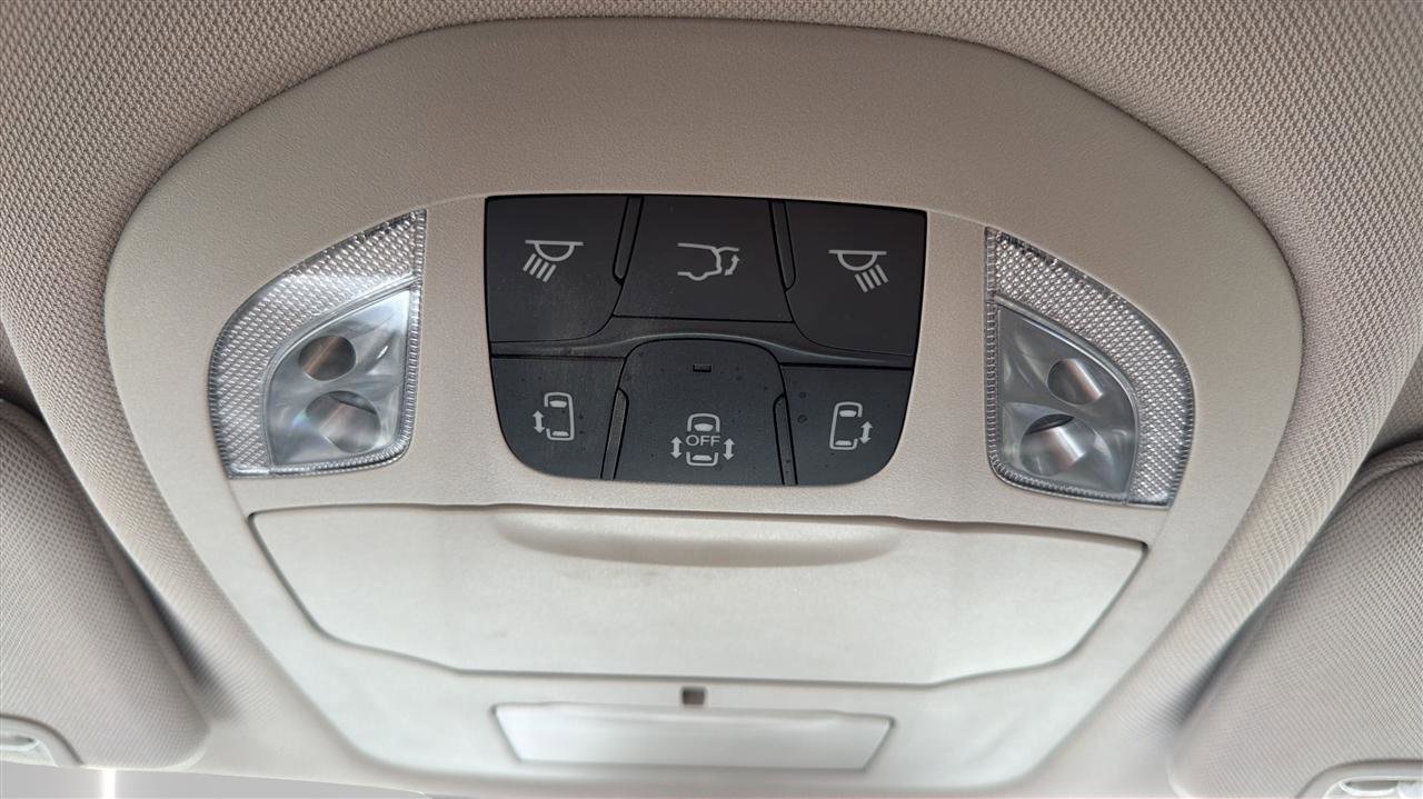 Used 2023 Chrysler Pacifica Touring-L image 25