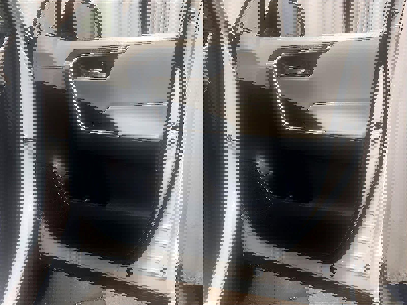 Used 2021 Toyota RAV4 XLE w/ Convenience Package image 12