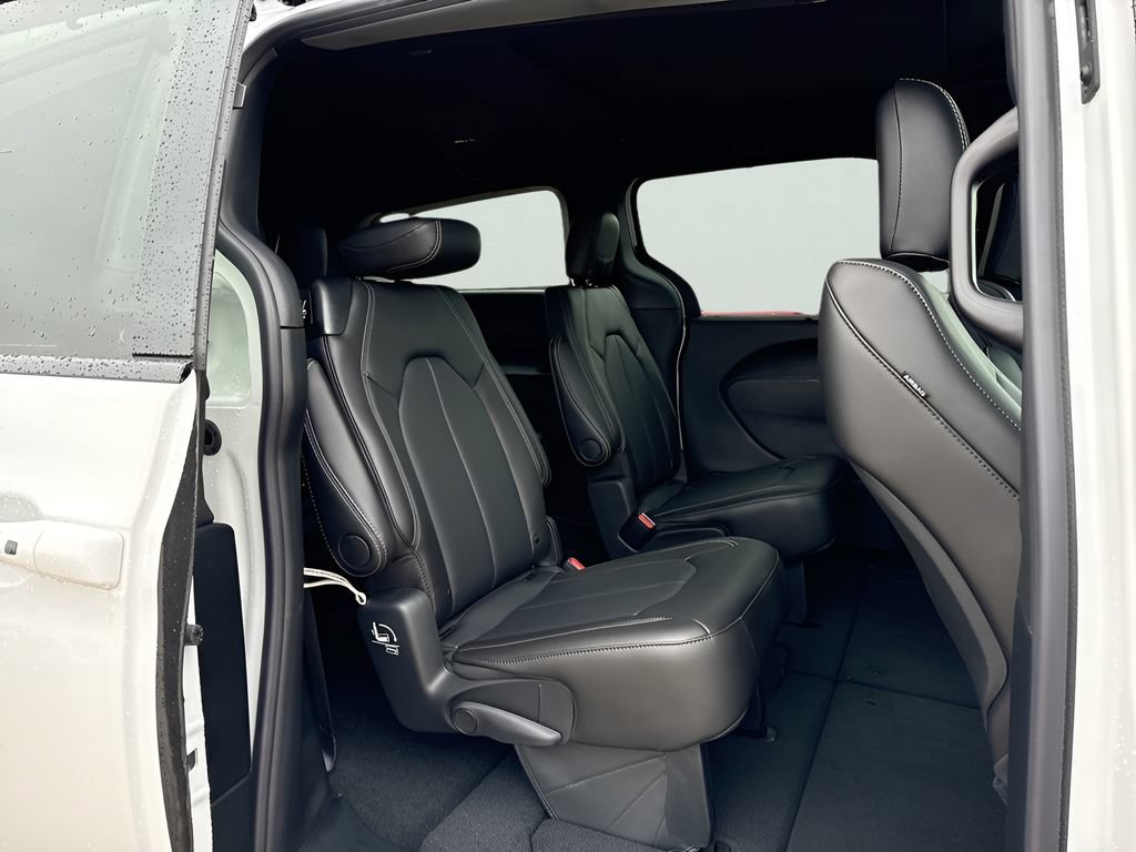 New 2026 Chrysler Pacifica Select AWD/4WD image 13
