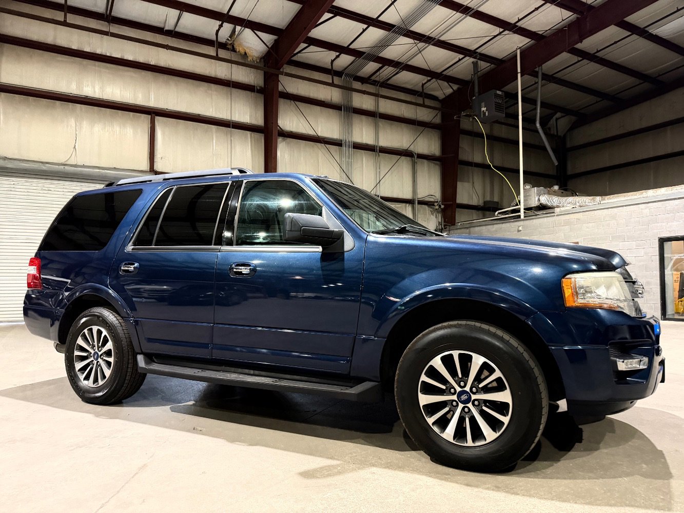 Used 2015 Ford Expedition XLT w/ Equipment Group 201A RWD image 3
