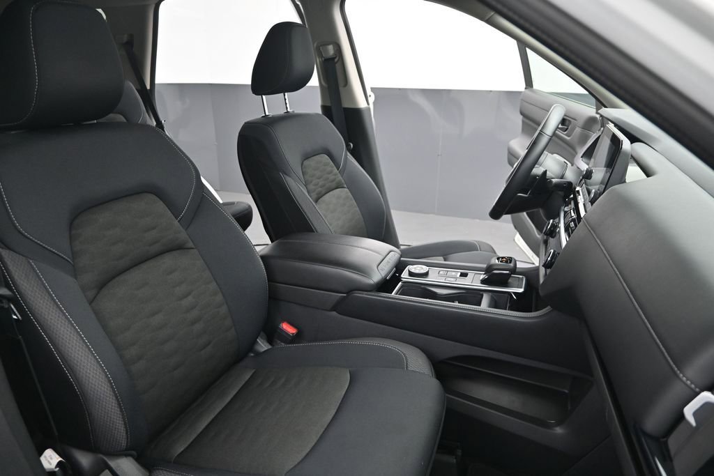 Used 2025 Nissan Pathfinder SV AWD/4WD image 28