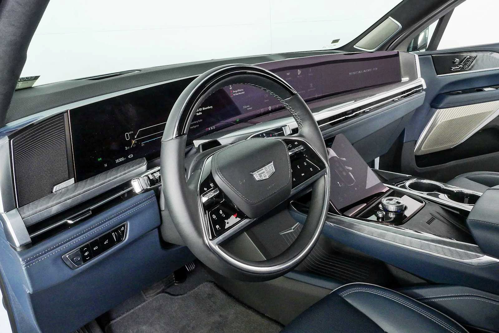 Certified 2025 Cadillac Escalade IQ Luxury 2 w/ LPO, Premium Carpet Package AWD/4WD image 4