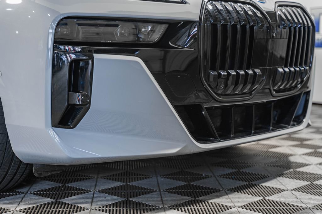 Used 2025 BMW 750e xDrive image 13