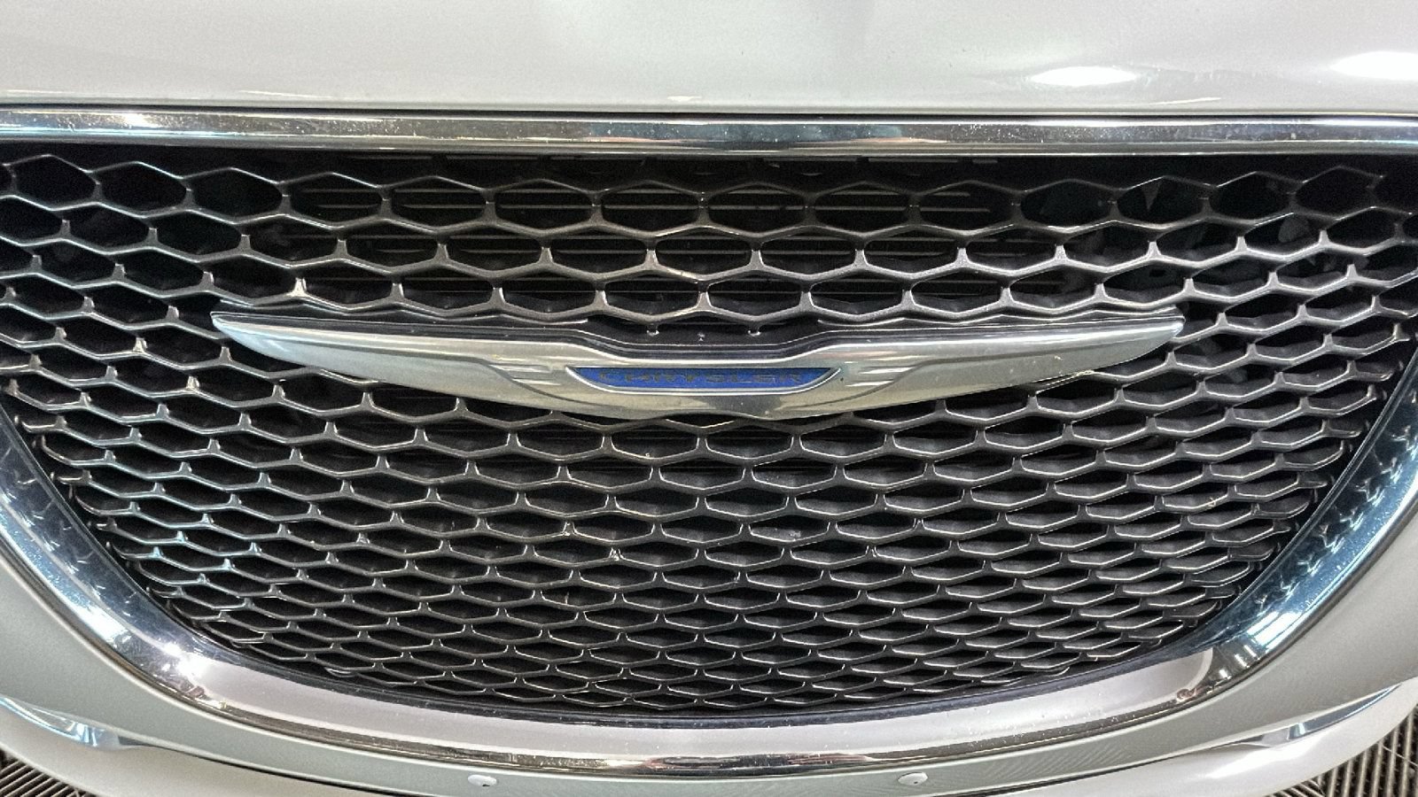 Used 2018 Chrysler 300 Limited AWD/4WD image 9