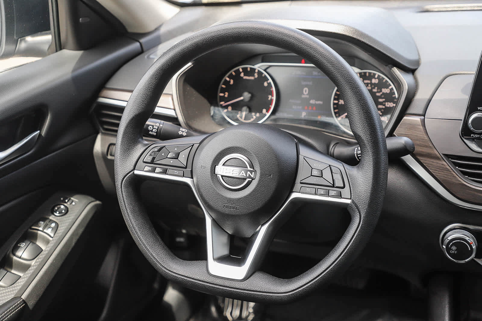 Used 2024 Nissan Altima 2.5 SV FWD image 15