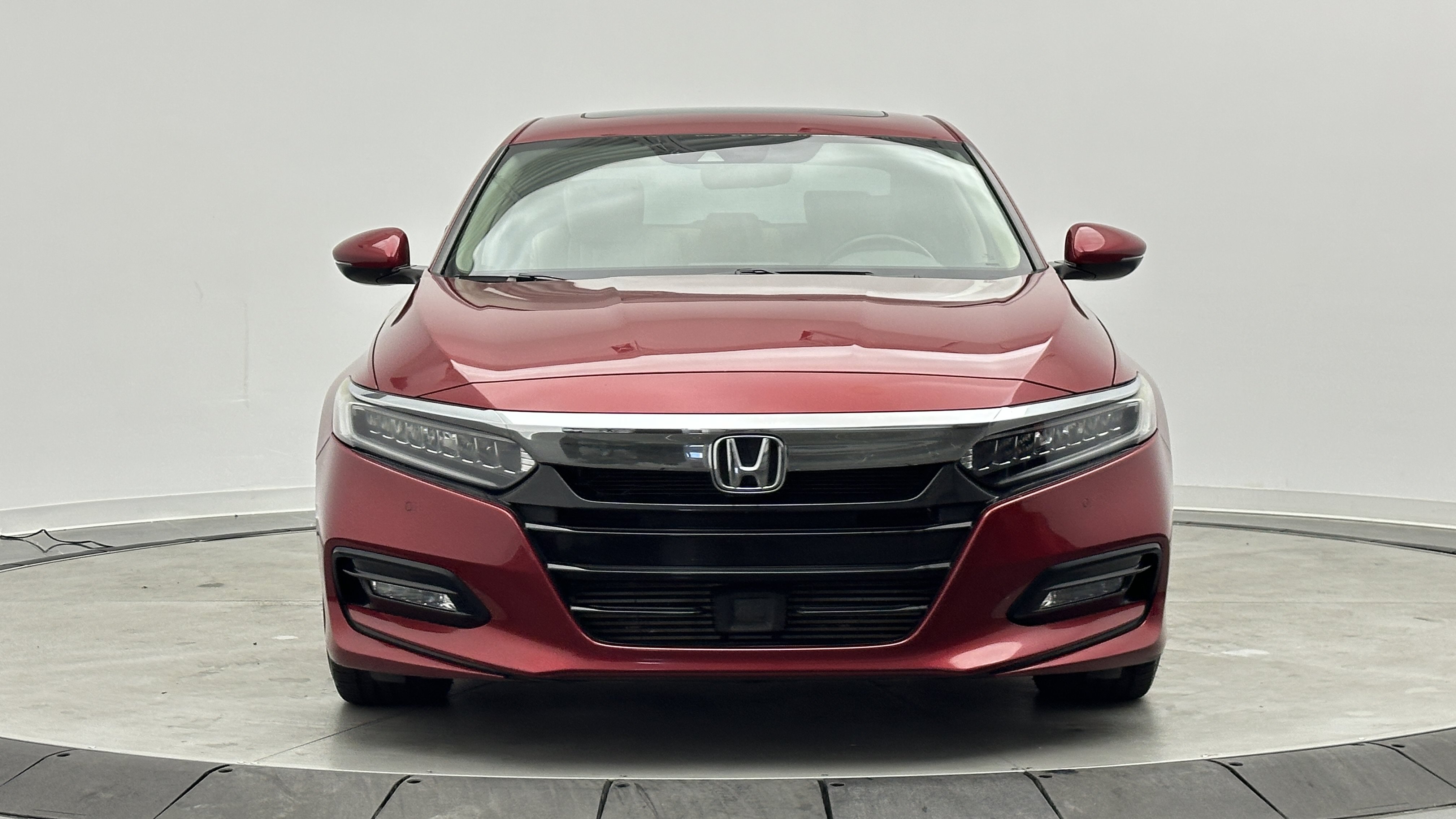 Used 2018 Honda Accord Touring image 2