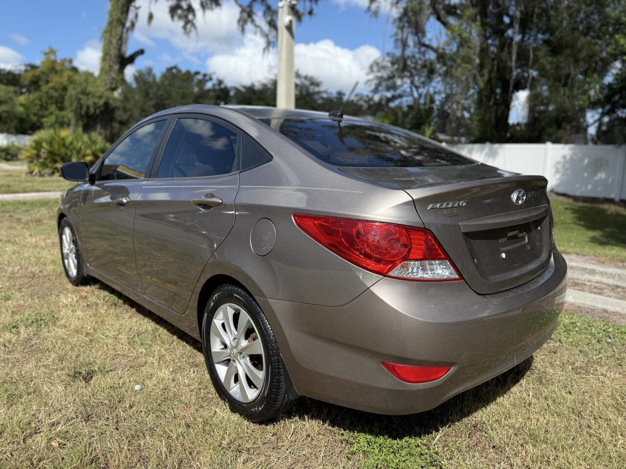 Used 2013 Hyundai Accent GLS w/ Premium Pkg FWD image 5