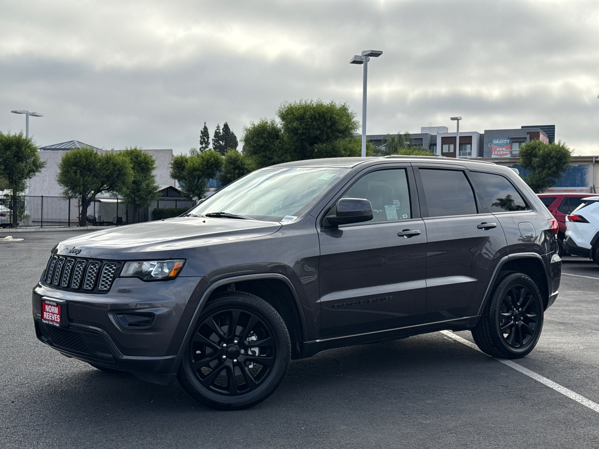 Used 2017 Jeep Grand Cherokee Altitude RWD image 2
