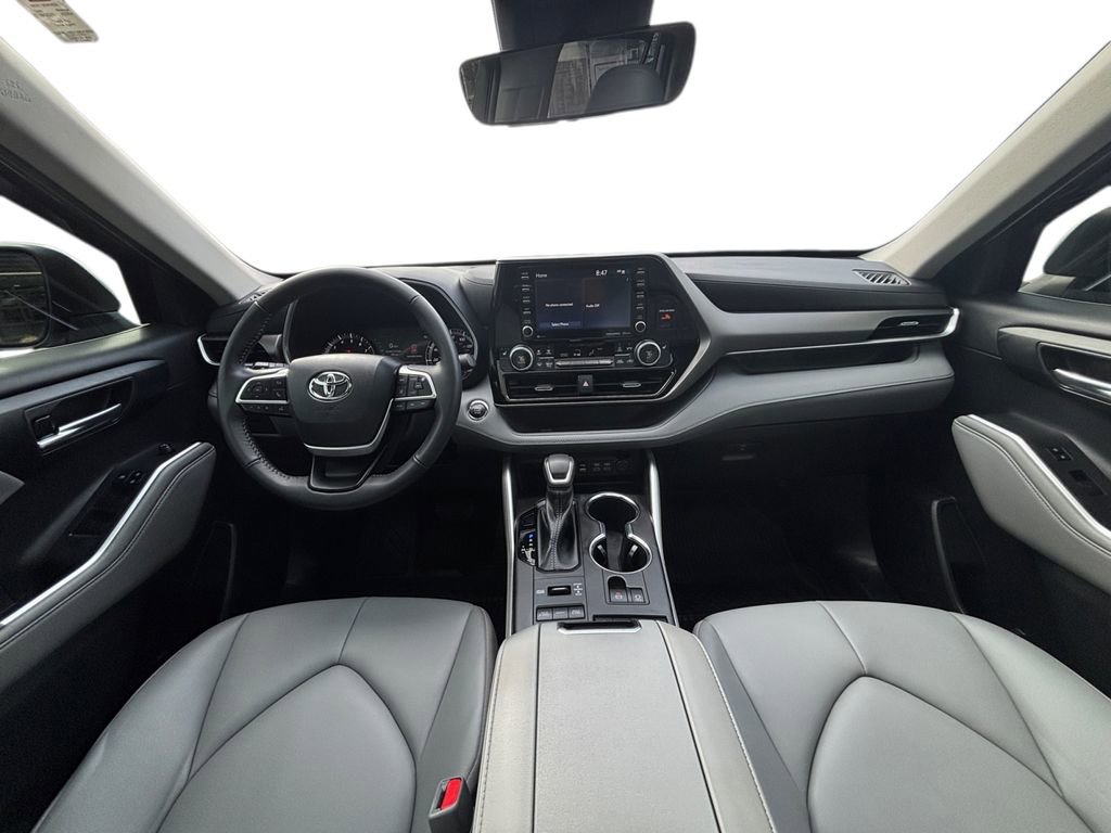 Used 2022 Toyota Highlander XLE AWD/4WD image 13