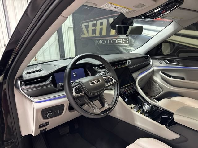 Used 2023 Jeep Grand Cherokee L Overland w/ Advanced Protech Group III AWD/4WD image 5