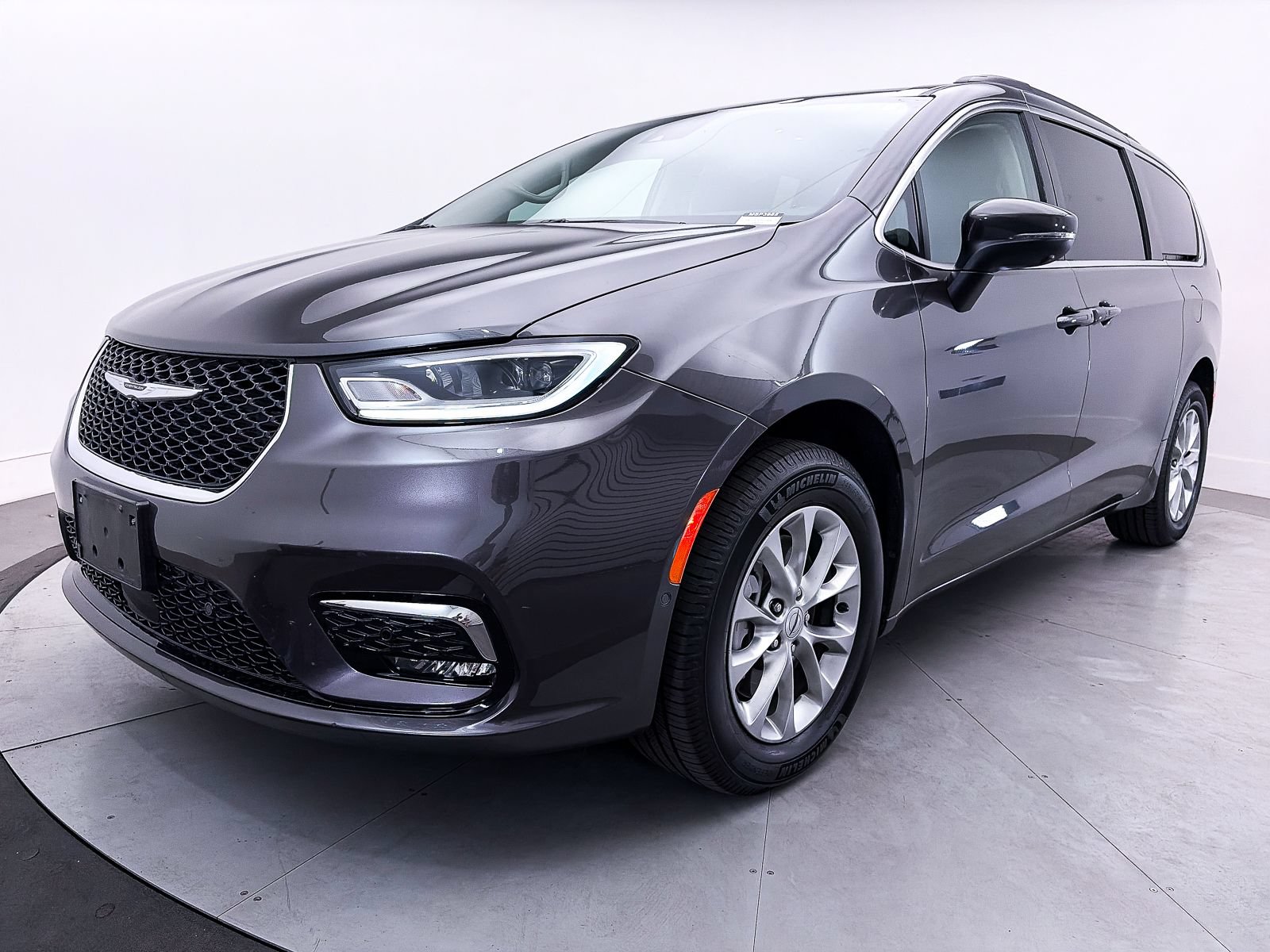 Used 2023 Chrysler Pacifica Touring-L AWD/4WD image 10