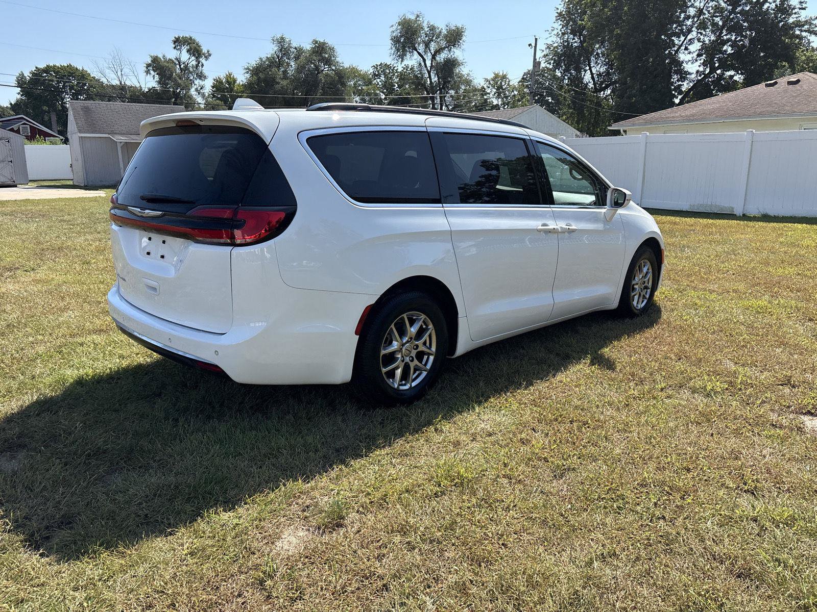 Used 2021 Chrysler Pacifica Touring FWD image 5