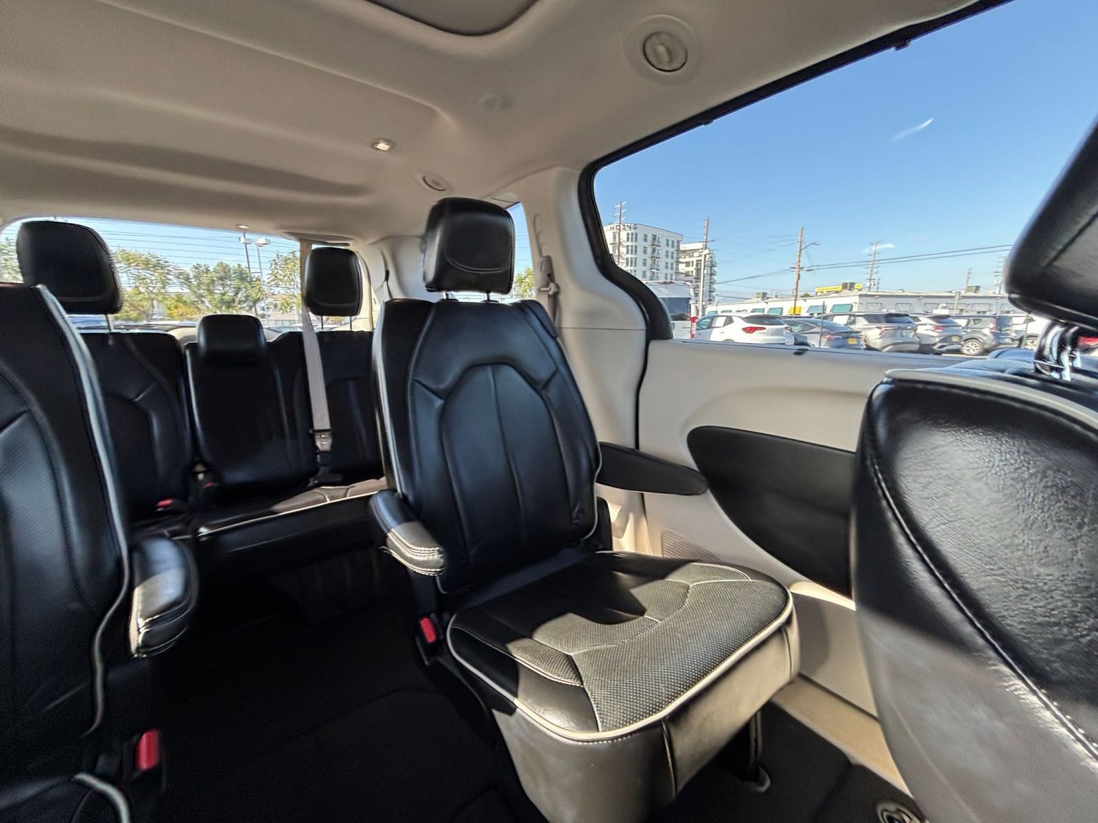 Used 2022 Chrysler Pacifica Limited FWD image 40