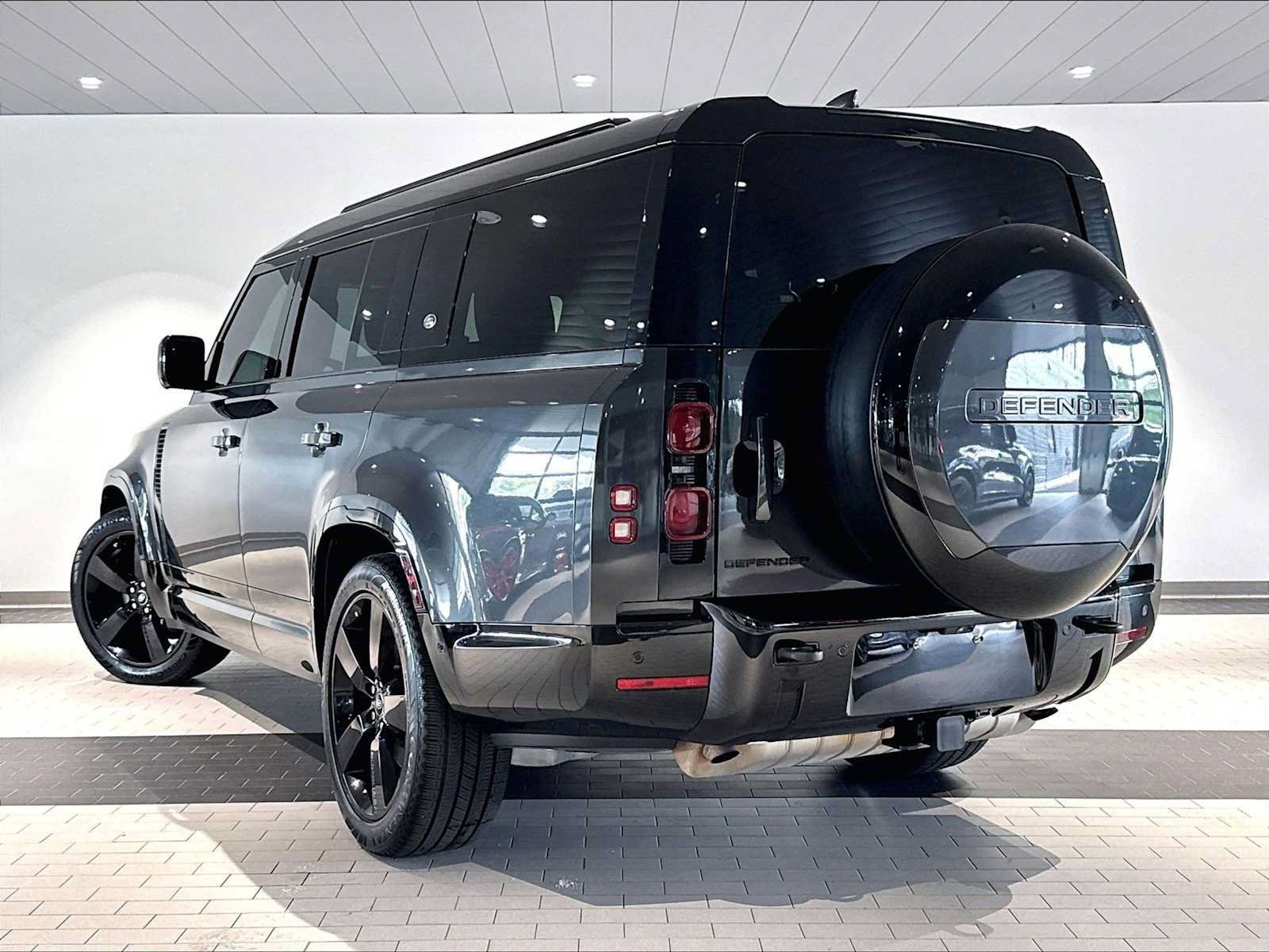 Used 2024 Land Rover Defender 130 X-Dynamic SE AWD/4WD image 3