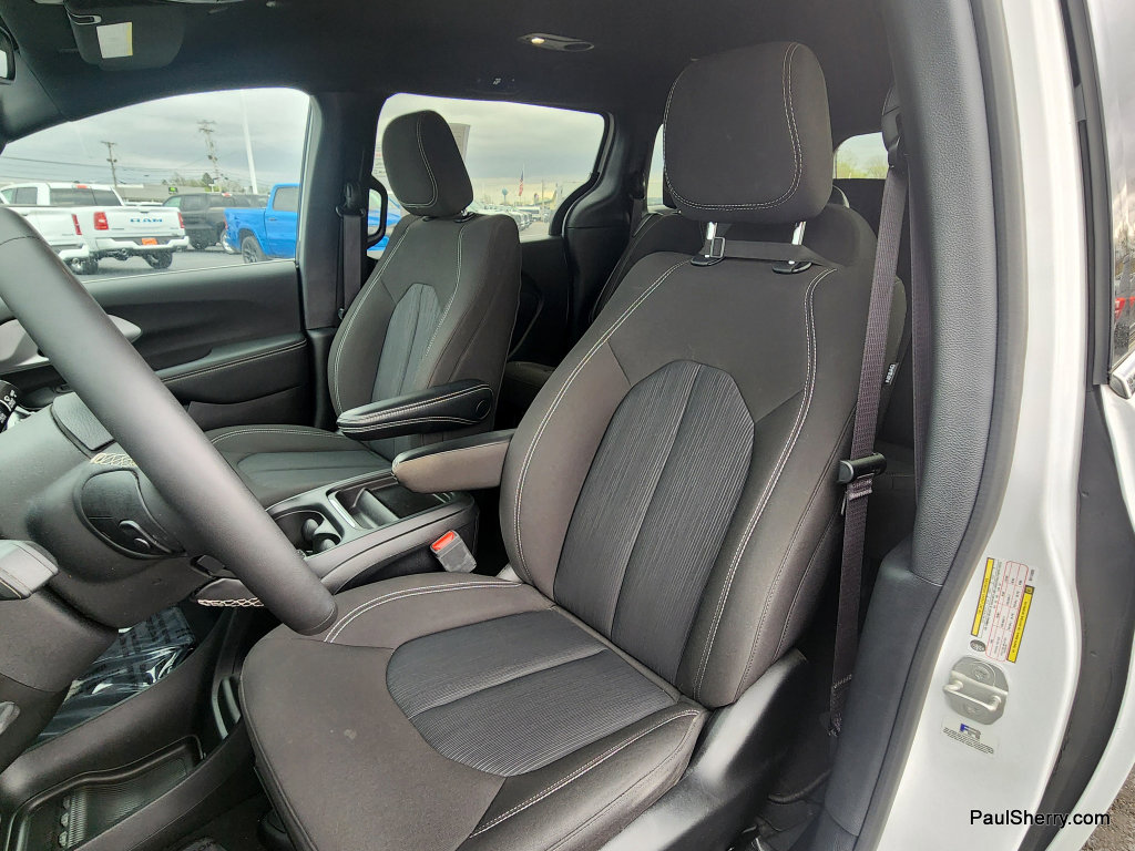 Used 2024 Chrysler Pacifica Touring FWD image 37