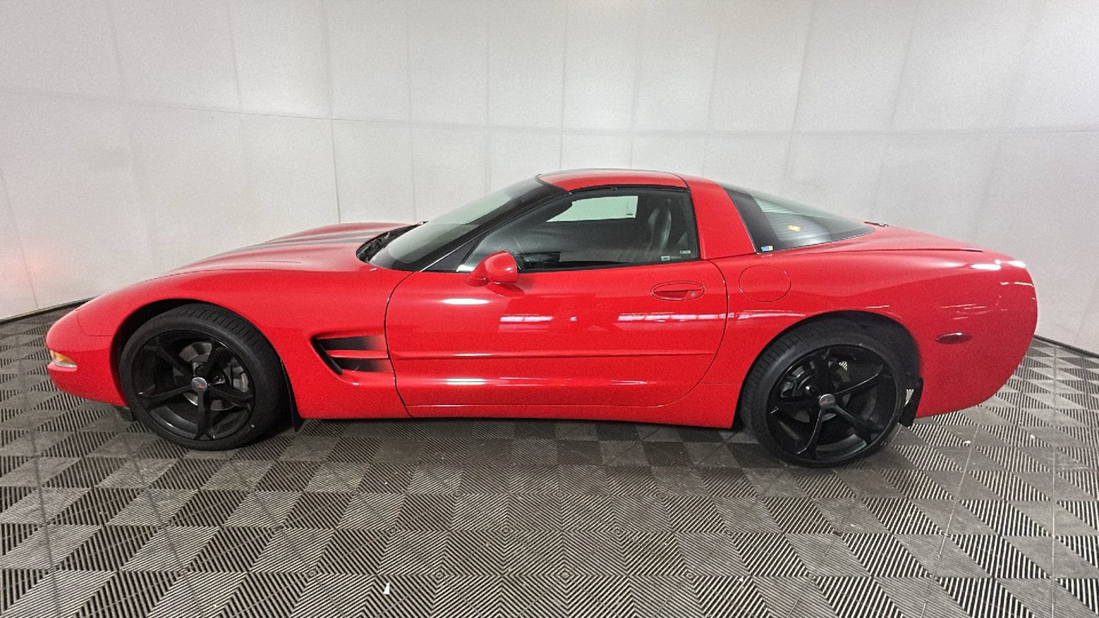 Used 2004 Chevrolet Corvette Coupe RWD image 7