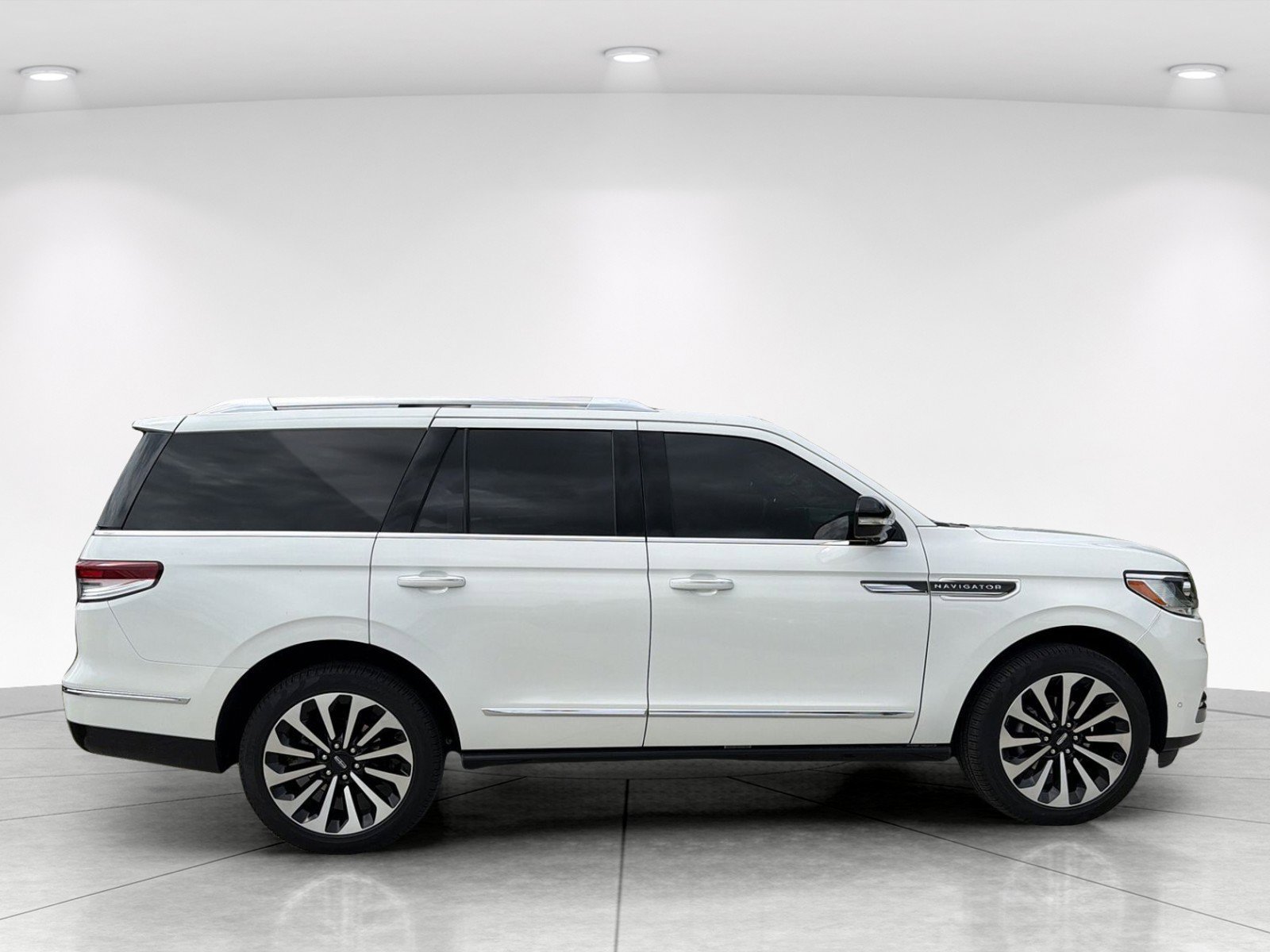 Used 2023 Lincoln Navigator Reserve AWD/4WD image 3