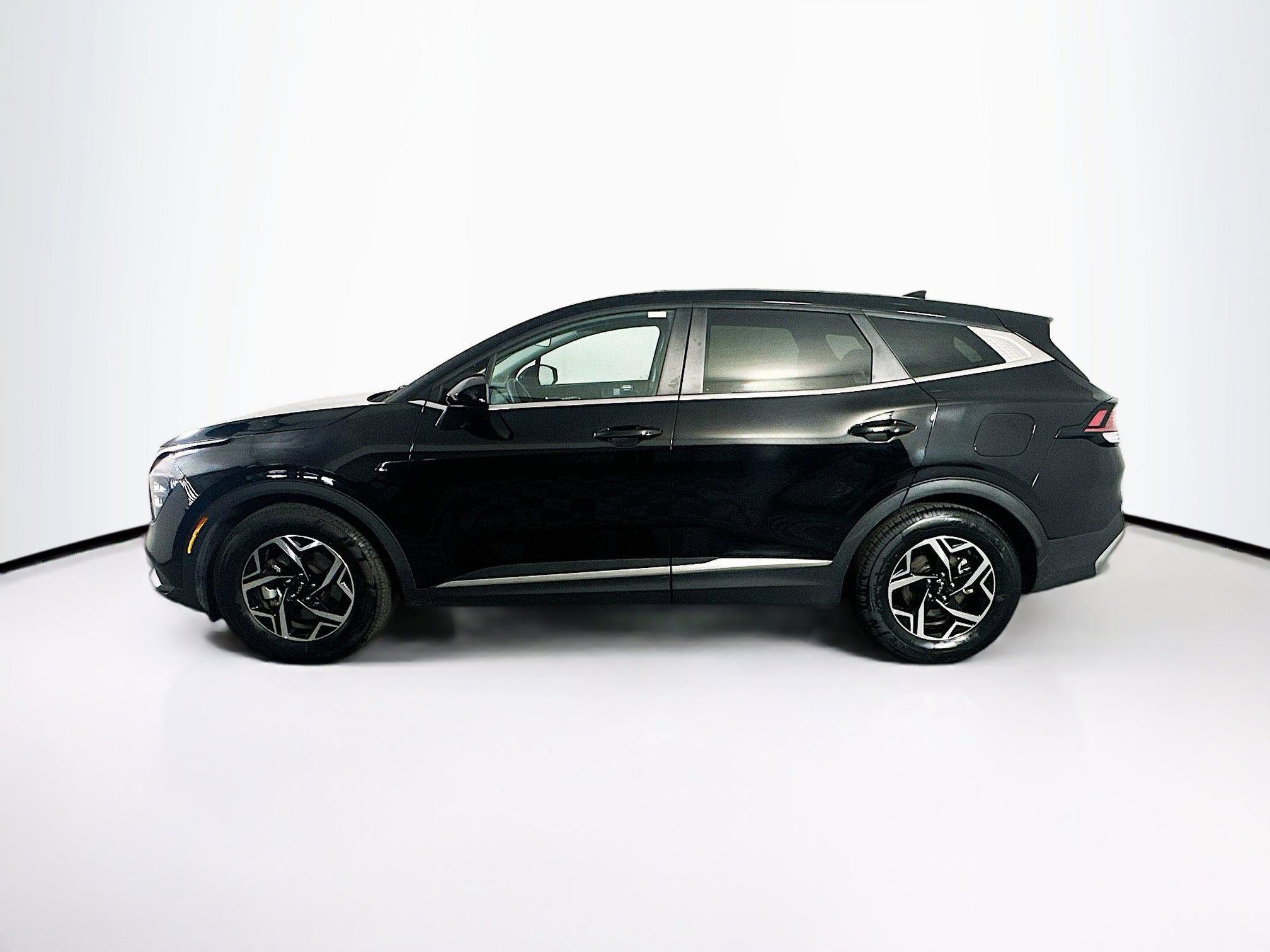 Used 2025 Kia Sportage LX image 4