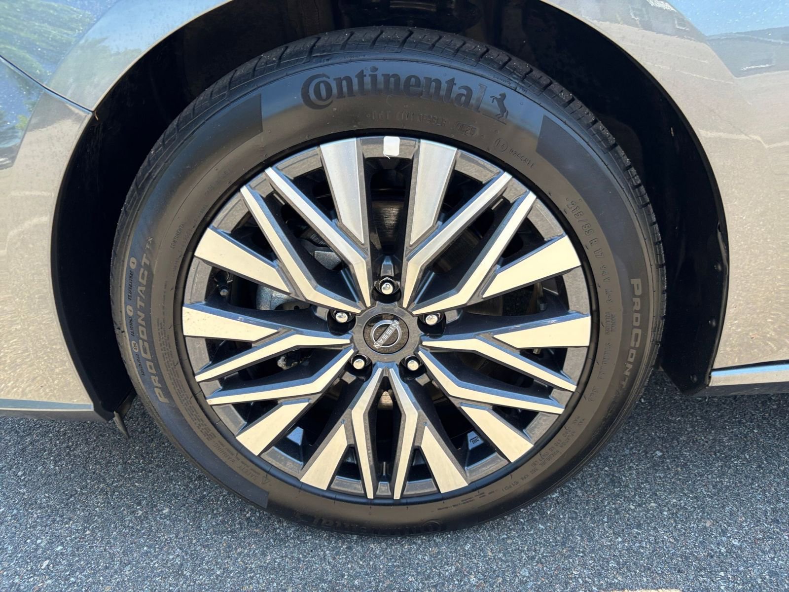 Used 2025 Nissan Altima 2.5 SV FWD image 31