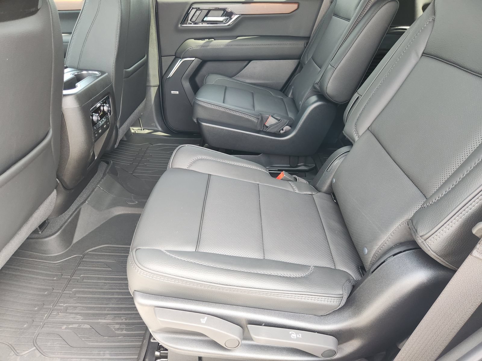 New 2026 GMC Yukon Denali w/ Denali Reserve Package AWD/4WD image 34