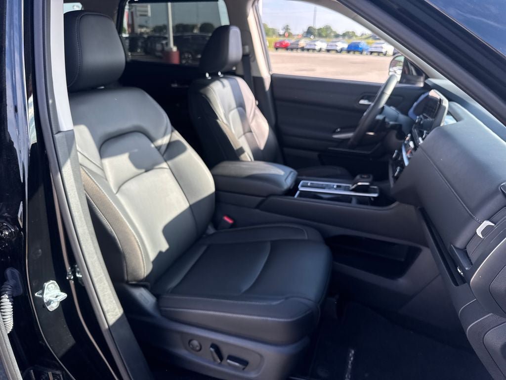 Used 2025 Nissan Pathfinder SL FWD image 11