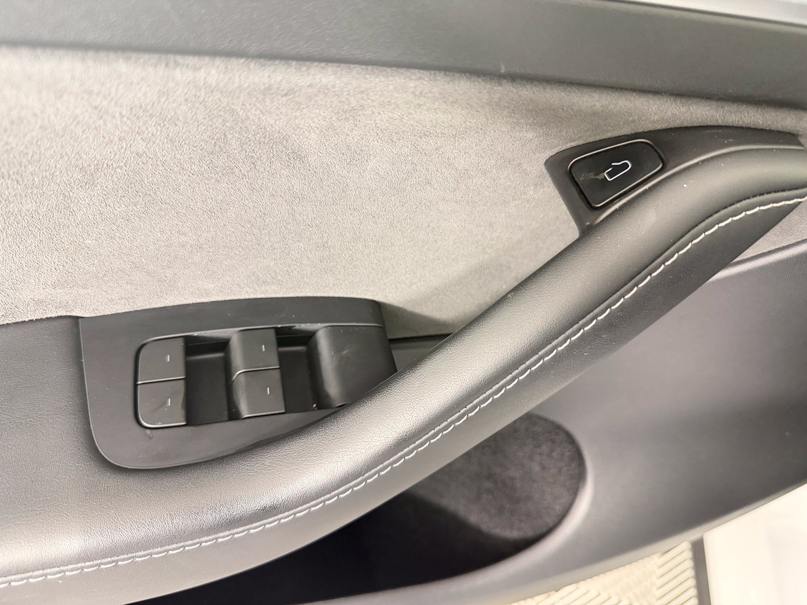 Used 2024 Tesla Model Y Long Range AWD/4WD image 17