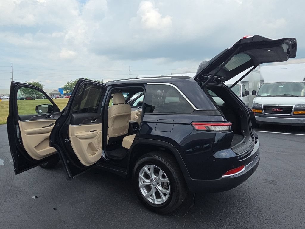 Used 2024 Jeep Grand Cherokee Limited AWD/4WD image 13