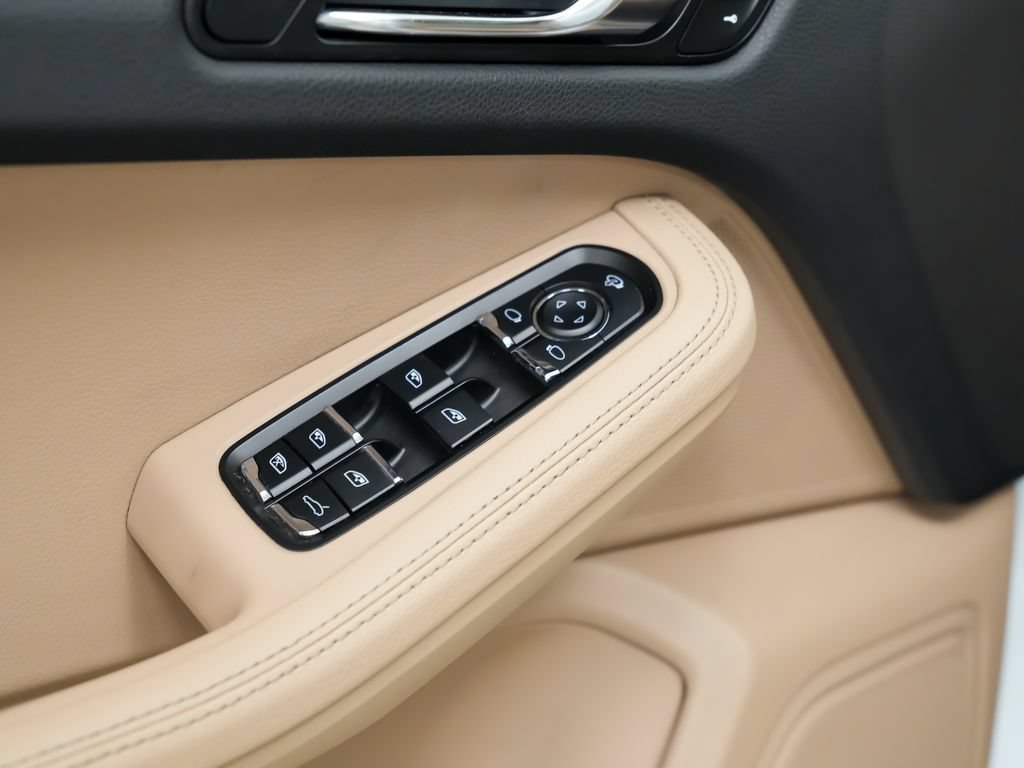 Certified 2023 Porsche Macan AWD/4WD image 22