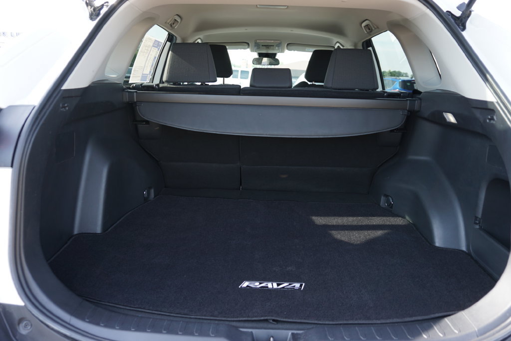 Used 2022 Toyota RAV4 LE w/ Carpet Mat Package (TMS) FWD image 10