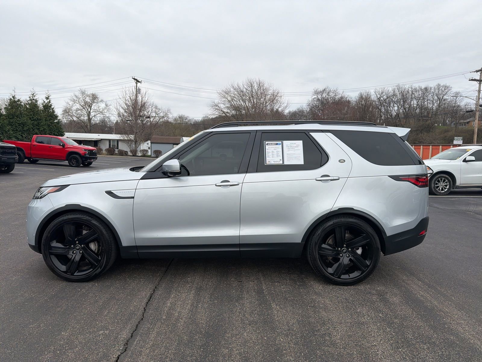 Used 2022 Land Rover Discovery S image 2