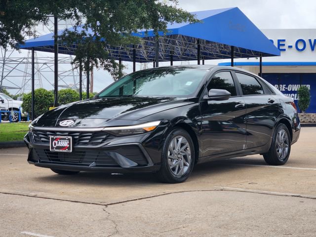 Used 2024 Hyundai Elantra SEL FWD image 3
