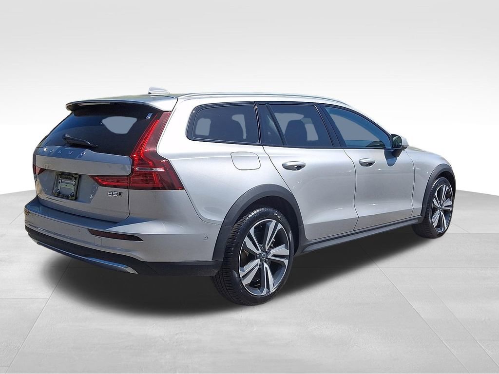 Used 2025 Volvo V60 B5 Cross Country Plus image 6