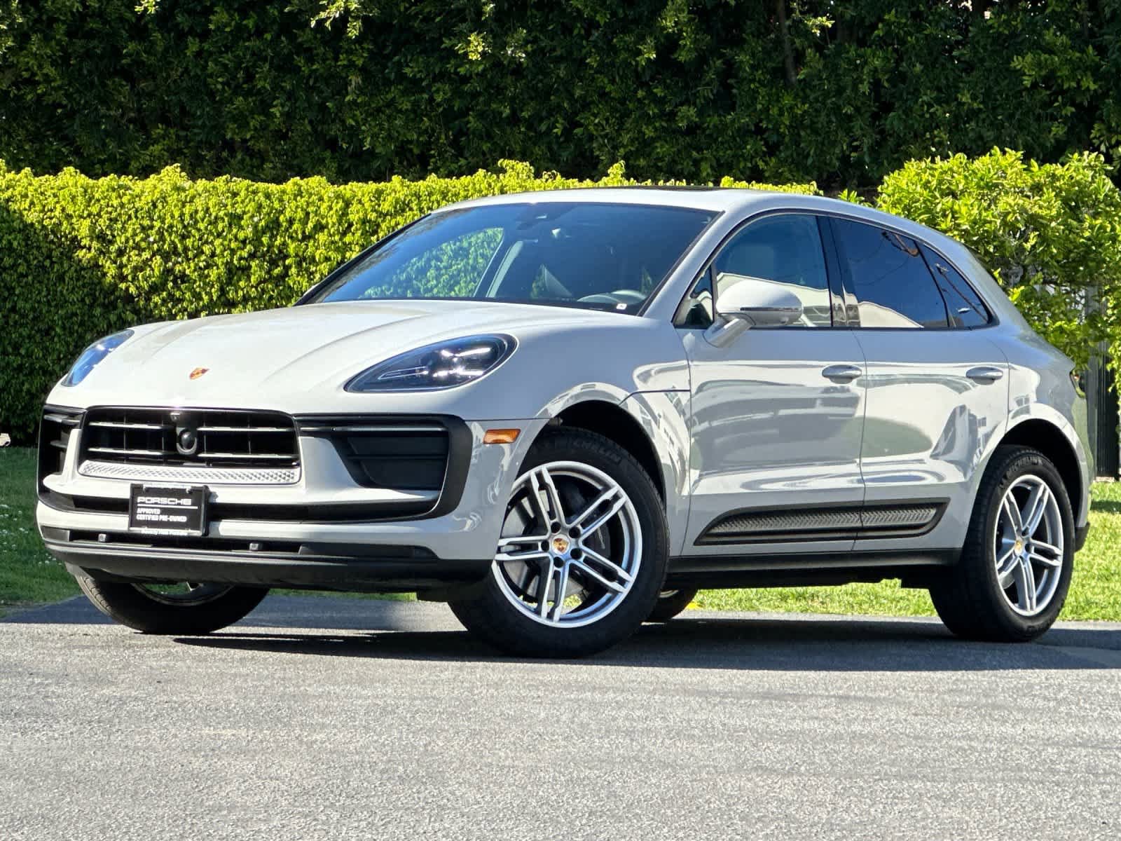 Certified 2025 Porsche Macan AWD/4WD image 1