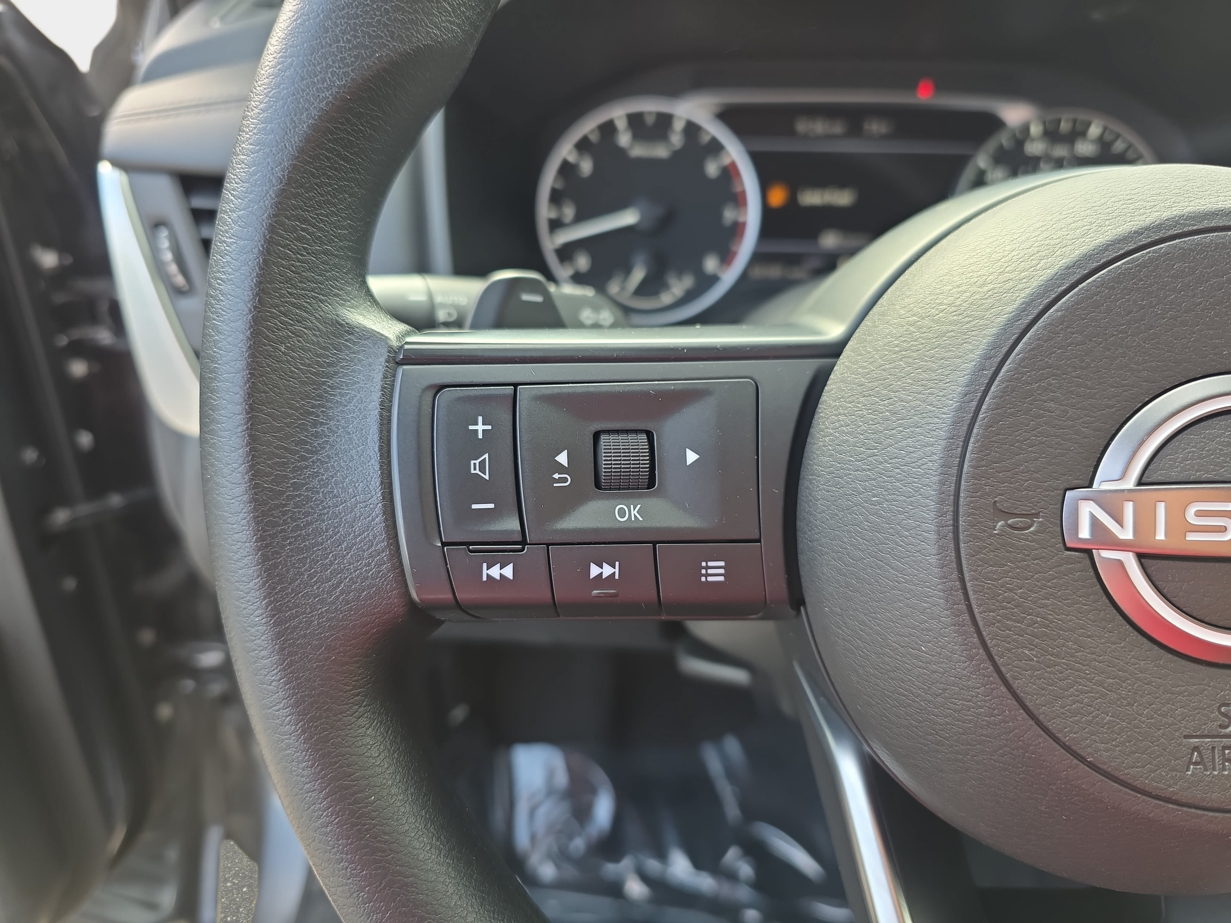 Used 2024 Nissan Rogue SV AWD/4WD image 15