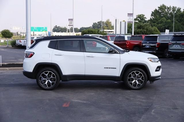 Used 2025 Jeep Compass Limited AWD/4WD image 5
