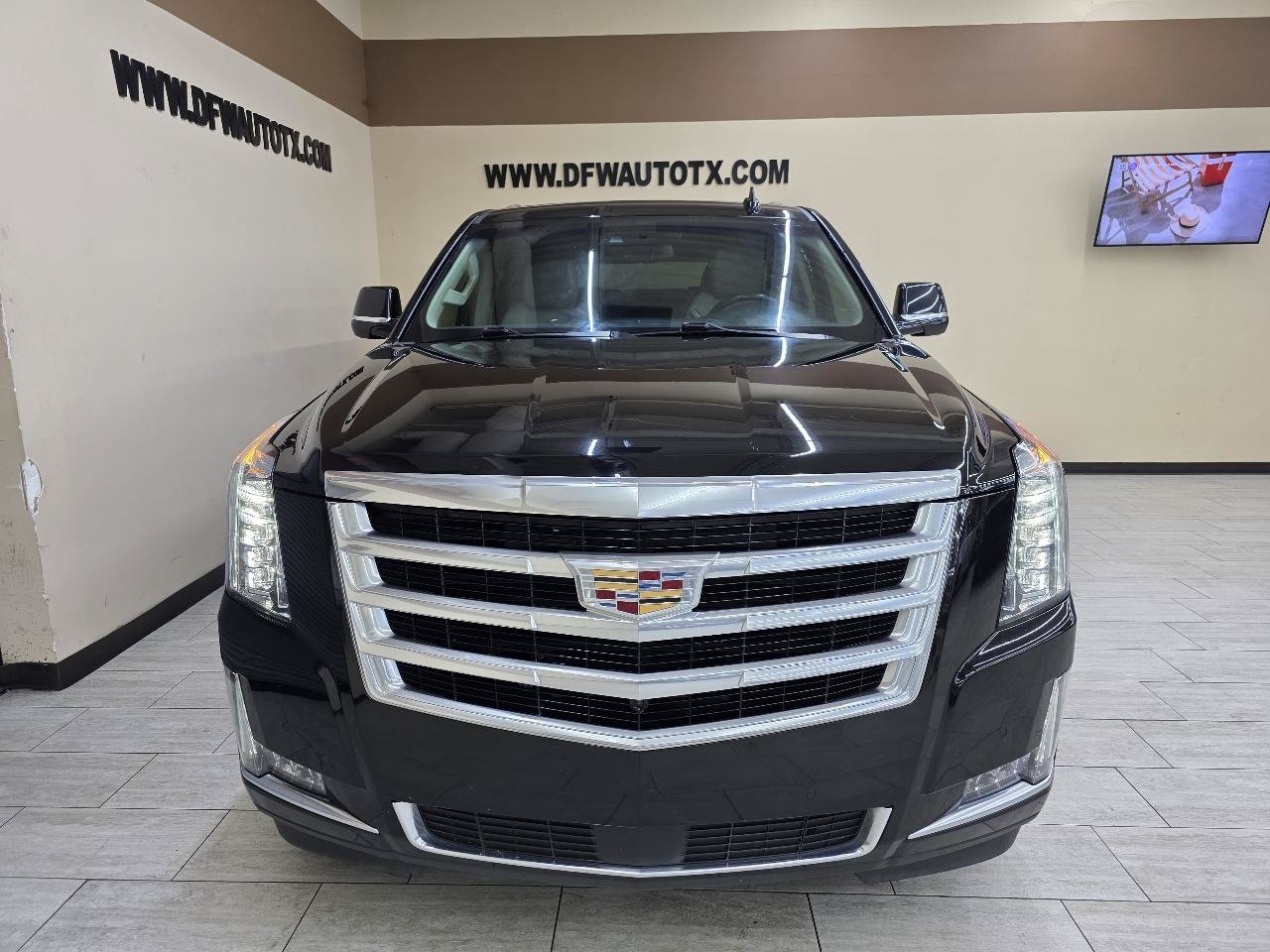 Used 2018 Cadillac Escalade Premium Luxury AWD/4WD image 3