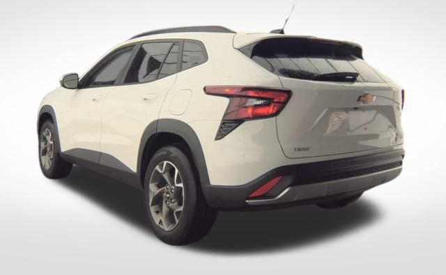 Used 2025 Chevrolet Trax LT w/ LT Convenience Package image 6