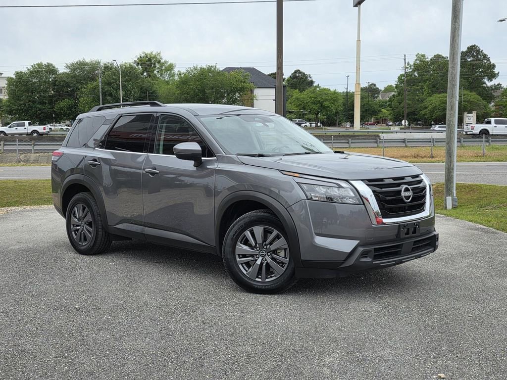 Used 2024 Nissan Pathfinder SV FWD image 2