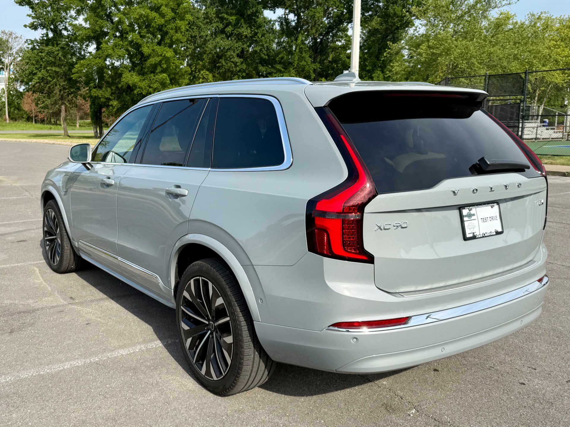 Used 2025 Volvo XC90 T8 Plus w/ Protection Package Premier AWD/4WD image 4