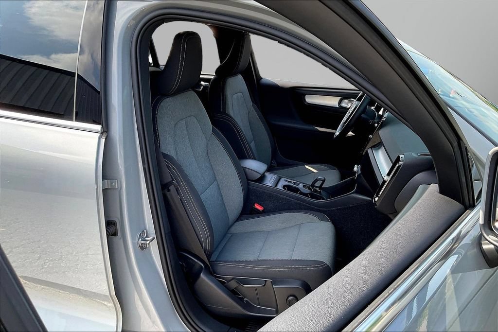 Used 2024 Volvo XC40 B5 Core AWD/4WD image 28