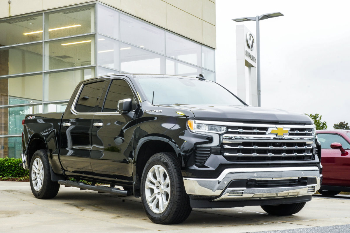 Used 2023 Chevrolet Silverado 1500 LTZ AWD/4WD image 4