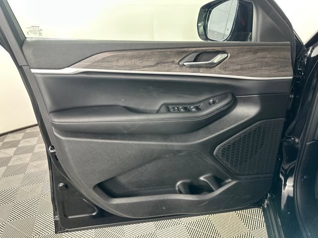 New 2026 Jeep Grand Cherokee Altitude AWD/4WD image 17
