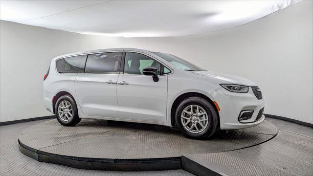 Used 2026 Chrysler Pacifica Select image 11