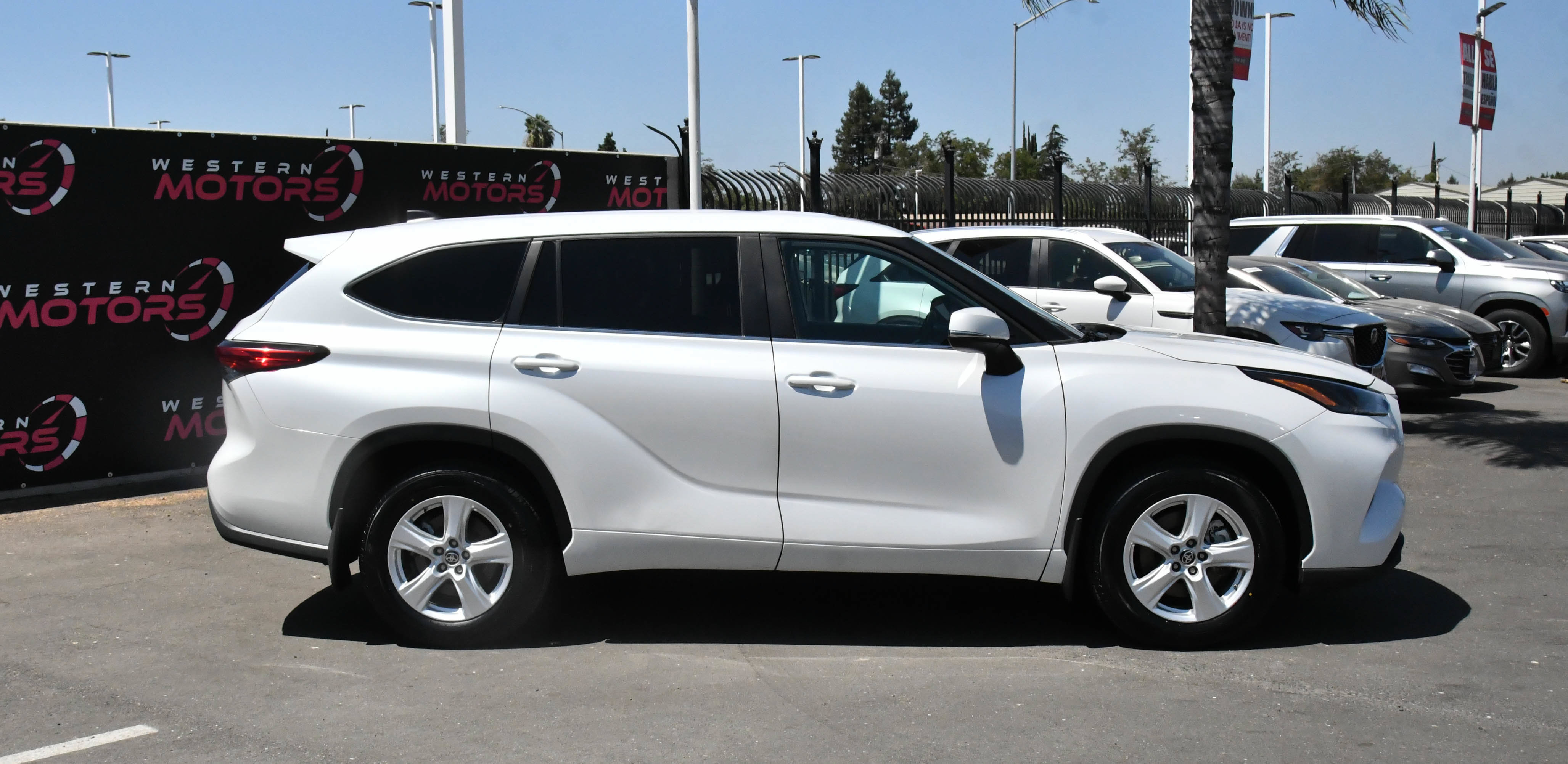Used 2024 Toyota Highlander LE AWD/4WD image 9
