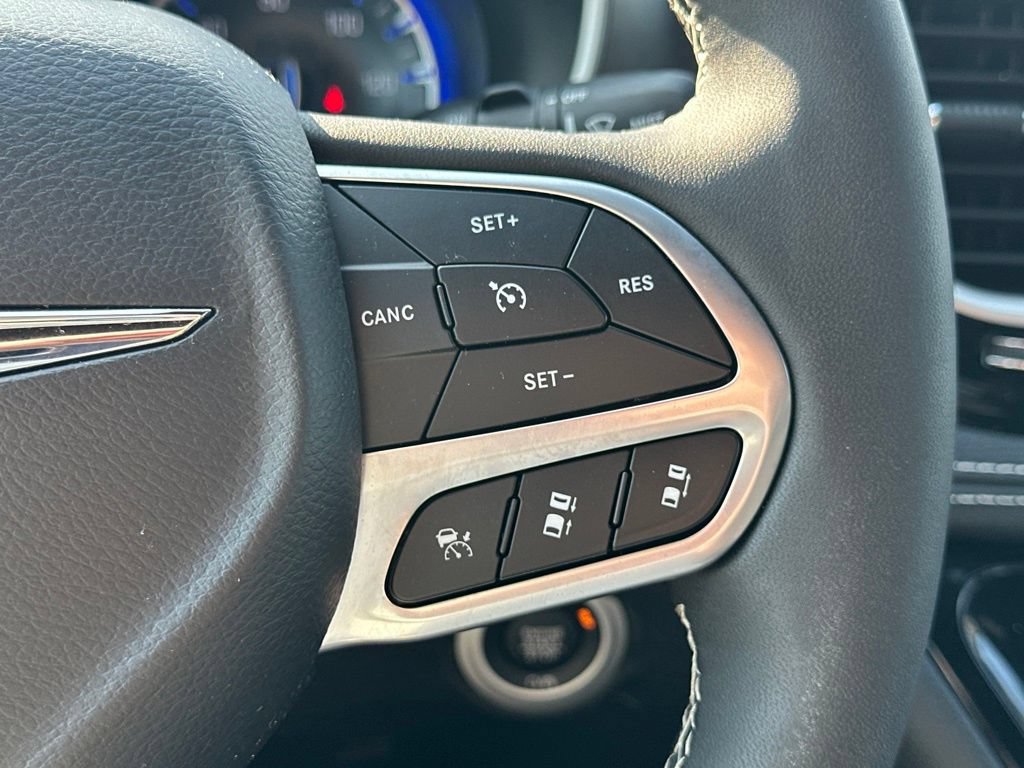Used 2025 Chrysler Pacifica Select FWD image 20
