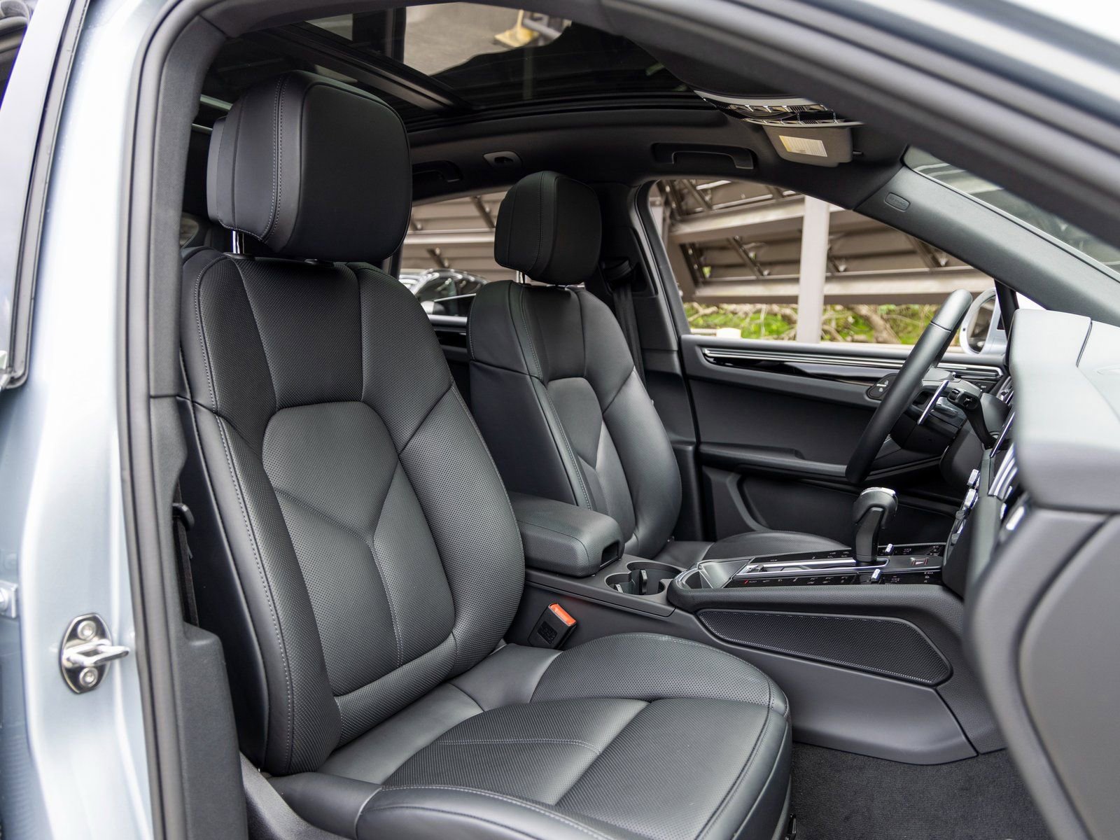 Certified 2025 Porsche Macan image 56