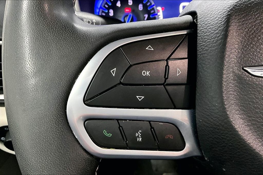 Used 2023 Chrysler Pacifica Touring-L image 12