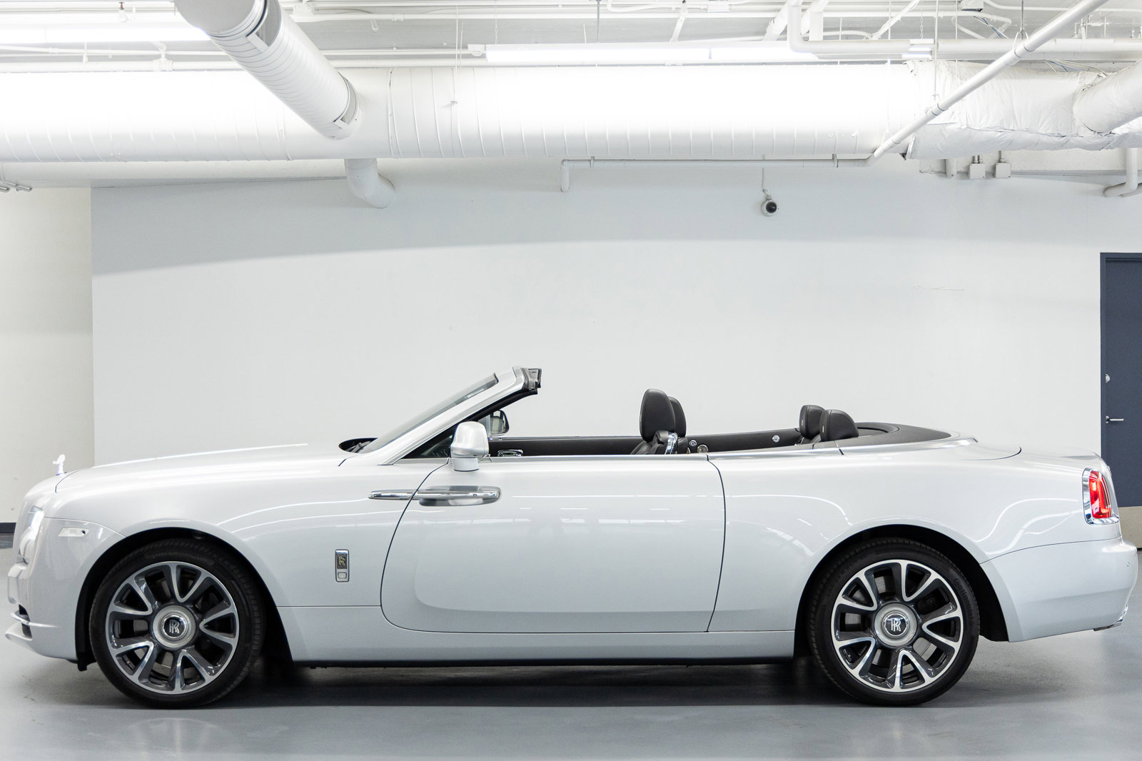 Used 2017 Rolls-Royce Dawn image 2
